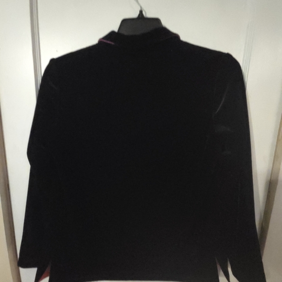 Elegant Black Blazer with Pink Interior - Picture 3 of 4